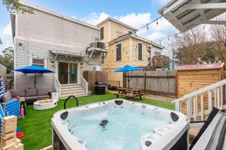 Galveston Game House Pool Table & Hot Tub Fun - 9