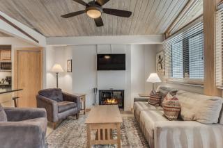 Laurelwood Condominiums 412 - 7