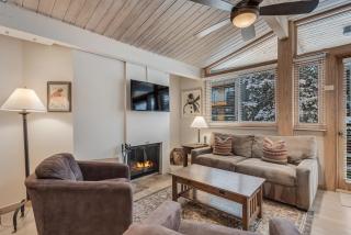 Laurelwood Condominiums 412 - 5