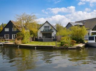 Rendezvous - stunning corner plot on the main river in Wroxham - 0