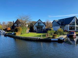 Rendezvous - stunning corner plot on the main river in Wroxham - 7