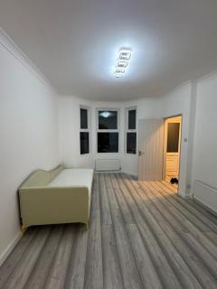 Amanah Properties - Contractors 4 Bed in Wembley with Parking - 0