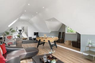 Spacious Home Hot Tub Gym Games Room & Garden - 6