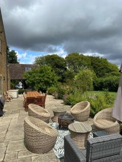 Spacious Home Hot Tub Gym Games Room & Garden - 1