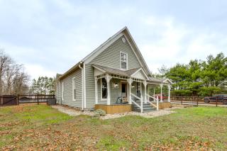 Families Welcome! 1880s Zionsville Farmhouse - 9