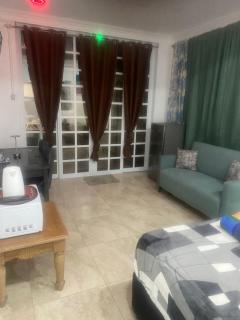 The Sky High Escape - 5 Mins from Airport & Beaches - 5