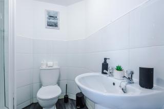 NEW! Modern & Cosy 2BR City Apartment by Parydise Properties - 2