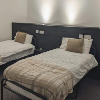 Matchday Mile House - sleeps 8 - 2