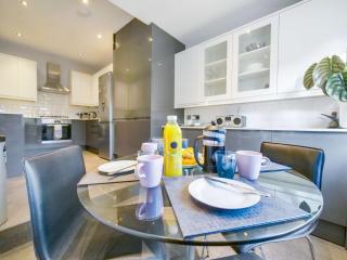 Modern Finchley Apartment with Garden - 8