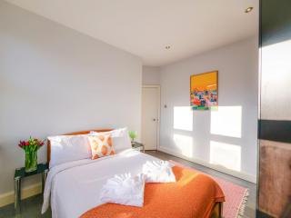 Modern Finchley Apartment with Garden - 6