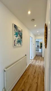 London Apartment with Three Bedrooms and Parking - 3