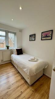 London Apartment with Three Bedrooms and Parking - 2