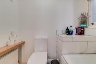 Comfortable Ealing Apartment with Workspace - 7