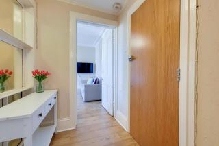 Comfortable Ealing Apartment with Workspace - 4