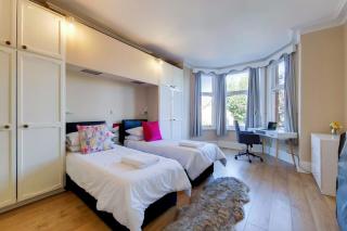 Comfortable Ealing Apartment with Workspace - 3