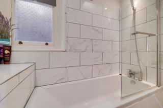 Comfortable Ealing Apartment with Workspace - 1