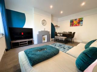 Three Bedroom Chelmsford Apartment with Garden - 1