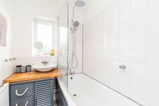 Beautiful 3 Bedroom Home with Parking & Garden - 5