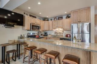 Laurelwood Condominiums 305 - 9