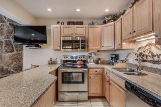 Laurelwood Condominiums 305 - 3