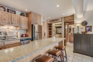 Laurelwood Condominiums 305 - 2