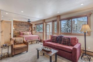 Laurelwood Condominiums 305 - 6