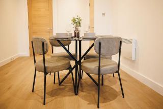 2 bed Leeds Centre - Private Balcony & Free parking - 3