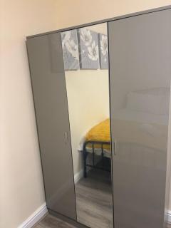 London Budget-Friendly Stay - 7