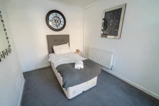 3BR Swansea Home with Easy Parking - 4