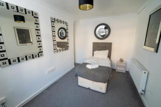 3BR Swansea Home with Easy Parking - 2