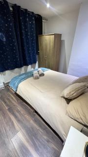 Spacious 3 Bed House with Garden & Free Parking - 8