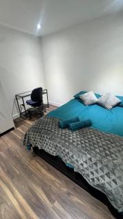 Spacious 3 Bed House with Garden & Free Parking - 6