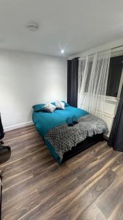 Spacious 3 Bed House with Garden & Free Parking - 7