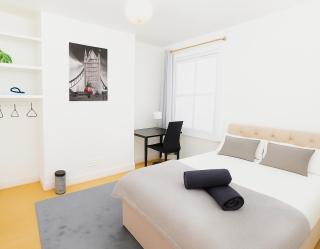 Stylish 3-Bedroom House with Free Parking, 15 Mins to Central London - 9