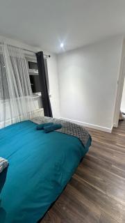 Spacious 3 Bed House with Garden & Free Parking - 5