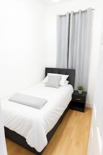 Stylish 3-Bedroom House with Free Parking, 15 Mins to Central London - 4