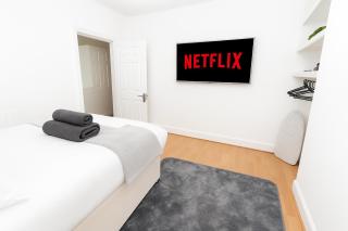 Stylish 3-Bedroom House with Free Parking, 15 Mins to Central London - 0