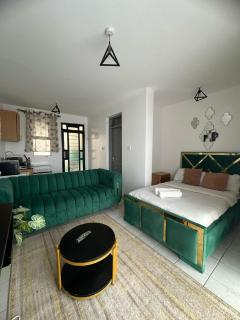 C & c LUXURY HOMESTAYS - 1