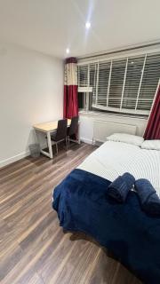 Spacious 3 Bed House with Garden & Free Parking - 1