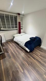 Spacious 3 Bed House with Garden & Free Parking - 2