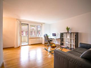 Central Bern Flat - Balcony & Bundeshaus View - 1