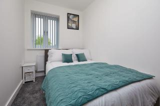 Modern 3 Bedroom City Centre Home with Garden - 6