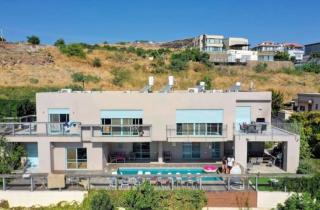 Blue Bay Villa Luxury Stay by the Water - 1