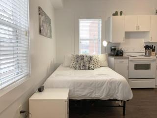 Cozy Bachelor Condo Downtown WiFi & Smart TV - 7