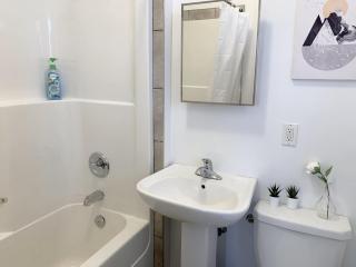 Cozy Bachelor Condo Downtown WiFi & Smart TV - 4