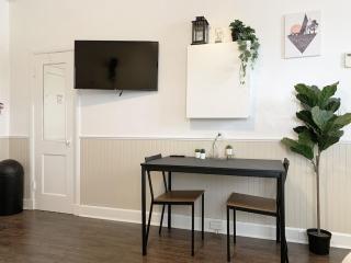 Cozy Bachelor Condo Downtown WiFi & Smart TV - 1