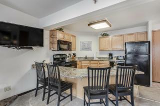 Laurelwood Condominiums 307 - 5