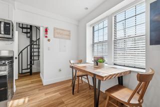 Bright and Cozy 1A Modern and Stylish Studio Apartment, Free Street Parking - 4
