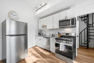 Bright and Cozy 1A Modern and Stylish Studio Apartment, Free Street Parking - 3