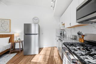 Bright and Cozy 1A Modern and Stylish Studio Apartment, Free Street Parking - 2